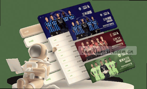 卡片2展示的是傍晚时分，街道两侧亮起霓虹灯。